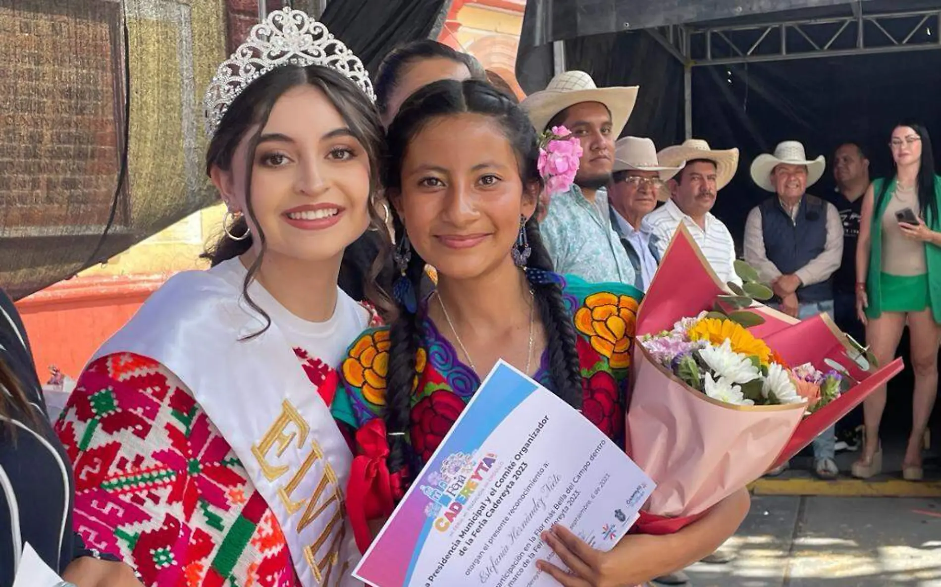 ORGULLOSAS jóvenes cadereytense, ELVIRA Reina de la Feria y María, la Flor más Bella del Campo.